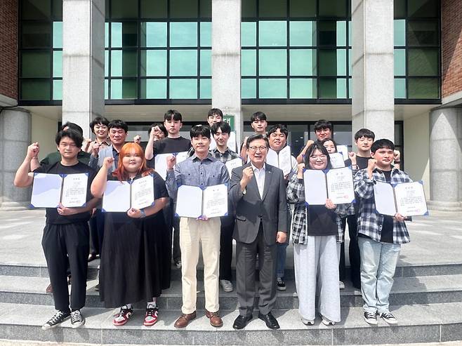 강희성 호원대 총장(앞줄 왼쪽 4번째)이 '2025학년도 e-취업서류 챌린지' 수상자들과 기념촬영하고 있다./사진제공=호원대