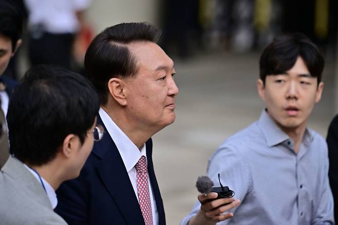 윤석열 전 대통령이 9일 오후 서울 서초구 중앙지방법원에서 열린 내란 우두머리 혐의, 직권남용 권리행사방해 혐의 사건 6차 공판을 마친 후 취재진의 질문을 받으며 법원을 나서고 있다./사진=뉴스1