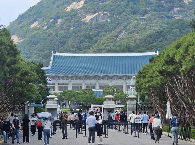 11일 오전 서울 종로구 청와대 정문은 관광객들로 북적였다. /사진=박상혁 기자.