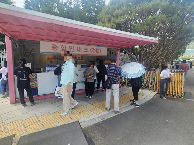 11일 오전 서울 종로구 청와대 정문쪽 종합안내소에 안내원들이 관광객들을 안내하고 있다./사진=박상혁 기자.