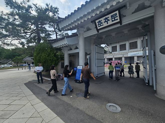 11일 정오쯤 서울 종로구 청와대 춘추문으로 손님들이 입장을 하고 있다. /사진=박상혁 기자.