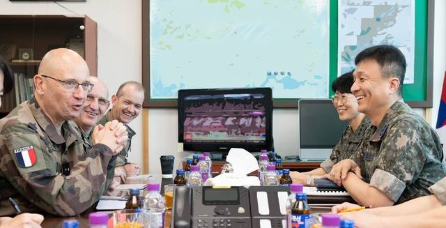 권영민(오른쪽) 합참전략기획부장(소장)이 11일 파트릭 바글리오 프랑스 합참 국제협력본부 부장과 상호 군사 교류협력 강화 방안에 대해 논의하고 있다. 합참 제공