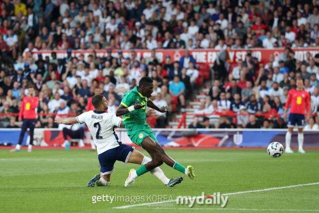 사르(오른쪽)가 11일 잉글랜드와 친선전에서 동점골을 터뜨리고 있다. /게티이미지코리아