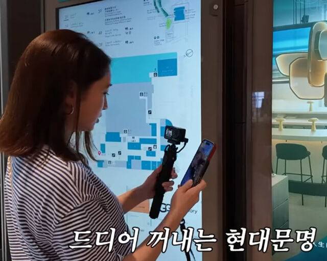 이민정이 전망대에 가려다 문을 닫아 당황했다. / 유튜브 '이민정 MJ' 캡처