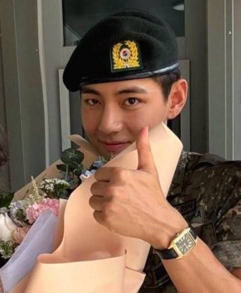 V memakai jam tangan Cartier