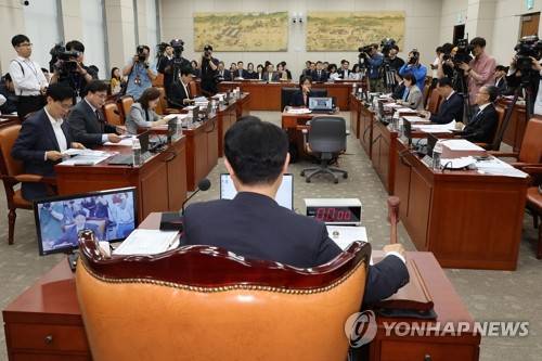 국회 교육위, '리박스쿨' 의혹 긴급 현안질의 (서울=연합뉴스) 김주형 기자 = 11일 서울 여의도 국회에서 열린 교육위원회 전체회의에서 교육부를 상대로 보수 성향 단체 '리박스쿨'의 댓글 여론조작 의혹 관련 긴급 현안질의가 진행되고 있다. 2025.6.11 kjhpress@yna.co.kr