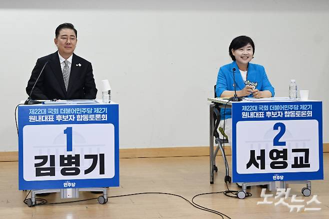 10일 서울 여의도 국회 의원회관에서 열린 제22대 국회 더불어민주당 제2기 원내대표 후보자 합동토론회에서 김병기(왼쪽), 서영교 후보자가 토론회에 앞서 기념촬영을 하고 있다. 윤창원 기자