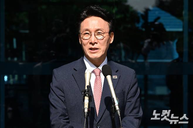 이재명 정부 첫 국무총리 후보로 지명된 김민석 더불어민주당 최고위원이 5일 오전 서울 종로구 통의동 금융감독원 연수원에 마련된 인사청문회 준비 사무실로 첫 출근을 하고 있다. 류영주 기자