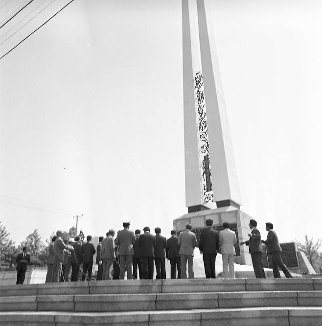 지난 1979년 충북도민헌장탑 제막식. 충북도 제공