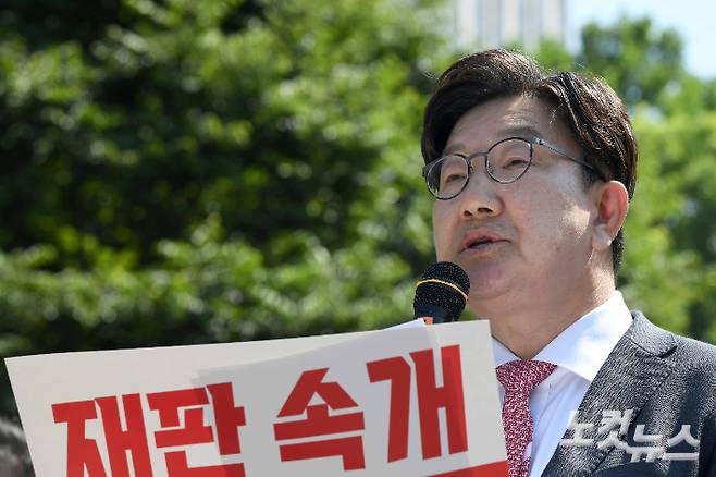 권성동 국민의힘 원내대표가 11일 이재명 대통령의 공직선거법 위반 사건의 파기환송심을 사실상 무기한 연기한 서울고등법원 앞에서 열린 현장 의원총회에서 발언하고 있다. 박종민 기자