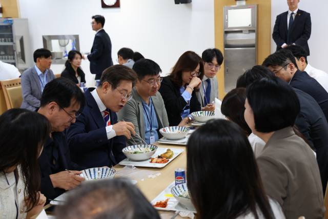 ▲이재명 대통령이 11일 서울 용산 대통령실 기자식당에서 출입기자들과 점심식사를 하고 있다. ⓒ연합뉴스