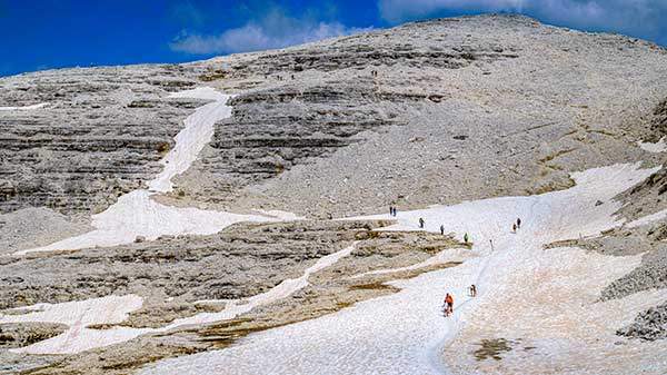 보에산장에서 피츠보에로 오르는 길은 한여름에도 꽤 많은 눈이 남아 있었다.