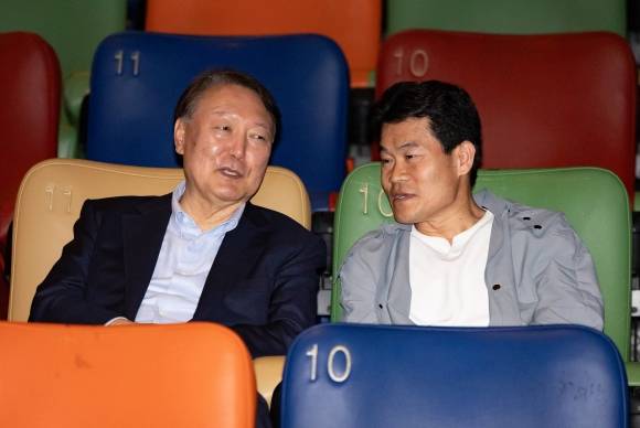 윤석열 전 대통령이 21일 오전 서울 중구 메가박스 동대문점에서 다큐멘터리 영화 ‘부정선거, 신의 작품인가’를 관람하기 앞서 전한길씨와 대화하고 있다. 2025.5.21 뉴시스