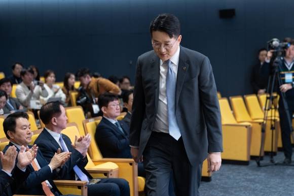 조원태 한진그룹 회장이 지난 3월 11일 서울 강서구 대한항공 본사에서 열린 기업이미지(CI) 설명 기자간담회에 참석해 단상으로 향하고 있다. 한진그룹은 이러한 이미지 쇄신 시도에도 불구하고 ‘ESG 경영’에 역행하고 있다는 지적이 나온다. 서울신문 DB