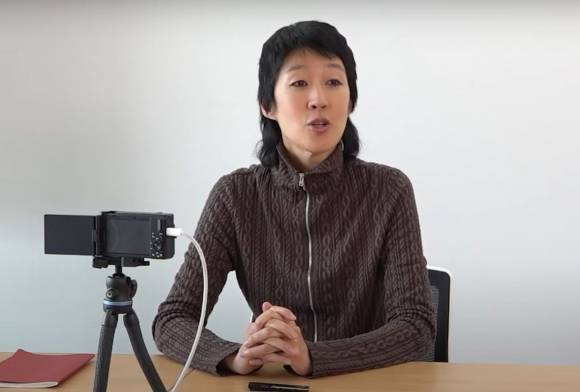 방송인 홍진경이 10일 자신의 유튜브 채널을 통해 6·3 대선 전날 빨간 옷 착용 논란에 대해 “딸의 인생을 걸고 맹세한다”며 해명하고 있다. 유튜브 캡처