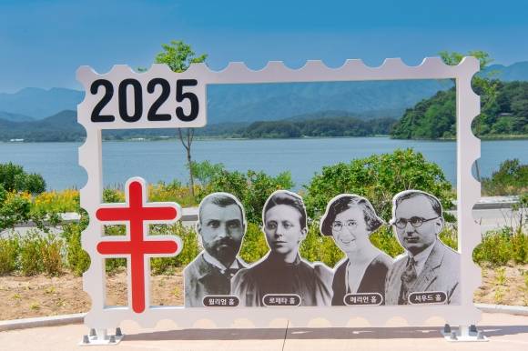 강원 고성 ‘화진포 셔우드 홀 문화공간’에 설치된 조형물. 고성군 제공