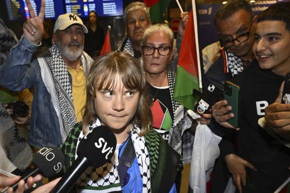 스웨덴 활동가 그레타 툰베리가 2025년 6월 10일 스웨덴 스톡홀름 외곽의 알란다 공항에 도착해 기자들과 이야기하고 있다. AP뉴시스