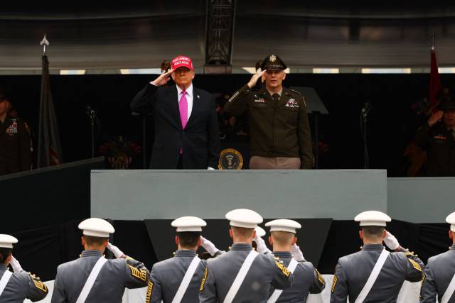 지난달 24일(현지 시간) 도널드 트럼프 대통령이 뉴욕주 웨스트포인트의 미치 스타디움에서 미 육군사관학교 졸업생들에게 경례를 하고 있다. AFP연합뉴스