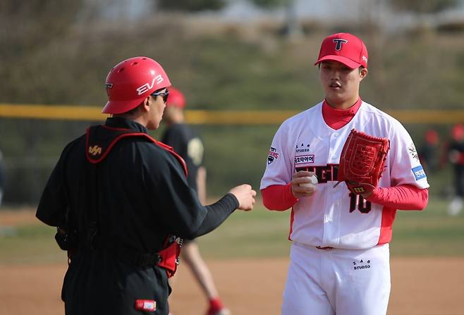 KIA 김태형(오른쪽)은 11일 생애 첫 1군에 등록됐다. 그는 2025년 신인드래프트 1라운드 전체 5순위 유망주로 많은 기대를 받고 있다. 사진제공|KIA 타이거즈