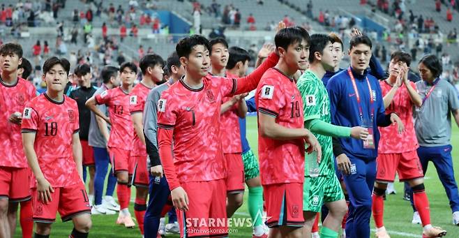 주장 손흥민과 부주장 이재성이 10일 서울월드컵경기장에서 북중미월드컵 최종예선 마지막 경기인 쿠웨이트전에서 승리한 후 월드컵11연속 본선진출을 축하하기위해 그라운드를 돌고 있다. /사진=강영조 선임기자