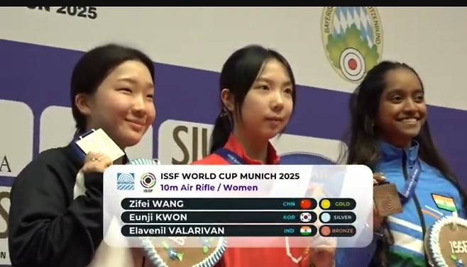 2025 국제사격연맹(ISSF) 월드컵사격대회 10m 공기소총에서 은메달을 획득한 권은지(왼쪽). /사진=대한사격연맹 제공