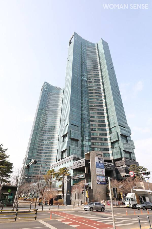 배우 김수현이 3채나 보유한 서울 성동구 성수동1가 소재의 고급아파트 갤러리아포레. 사진=박정훈 기자