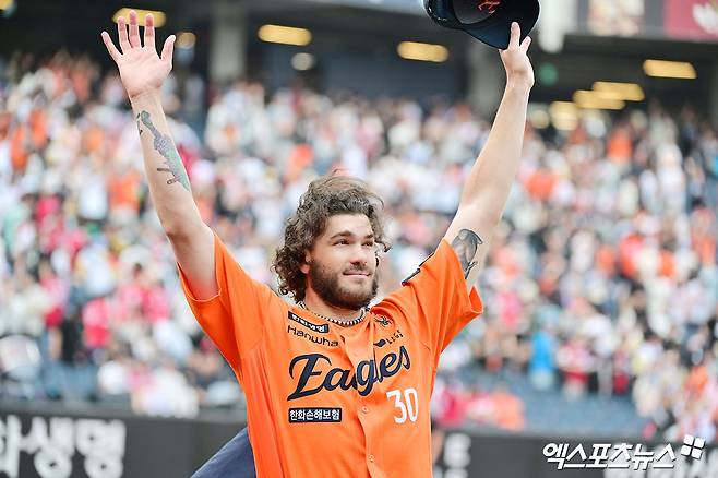한화 이글스 선발투수 코디 폰세가 올해 정규시즌 경기에 등판해 투구한 뒤 팬들에게 인사하고 있다. 엑스포츠뉴스 DB