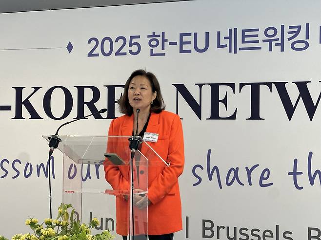 기조연설하는 '韓입양인' 유럽의회 의원 (브뤼셀=연합뉴스) 정빛나 특파원 = 한국인 입양아 출신인 스웨덴 국적의 예시카 폴피에르드 유럽의회 의원이 10일(현지시간) 벨기에 브뤼셀에서 열린 '한-EU 네트워킹 데이'에서 기조연설을 하고 있다. 2025.6.10 shine@yna.co.kr