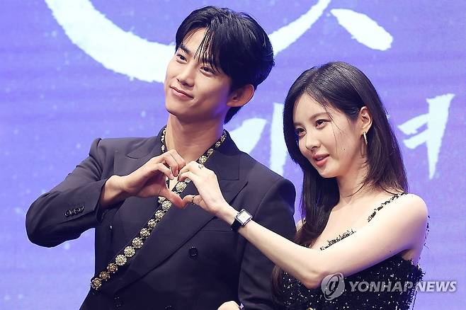 로맨스극에서 만난 서현-옥택연 (서울=연합뉴스) 강민지 기자 = 배우 옥택연(왼쪽), 서현이 11일 서울 구로구 더세인트웨딩에서 열린 KBS 2TV 새 수목드라마 '남주의 첫날밤을 가져버렸다' 제작발표회에서 포즈를 취하고 있다. 2025.6.11 mjkang@yna.co.kr