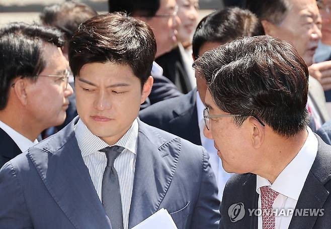 김용태와 권성동 (서울=연합뉴스) 박동주 기자 = 국민의힘 김용태 비상대책위원장과 권성동 원내대표가 11일 이재명 대통령의 공직선거법 위반 사건의 파기환송심을 사실상 무기한 연기한 서울고등법원 앞에서 열린 현장 의원총회를 마무리 하고 있다. 2025.6.11 pdj6635@yna.co.kr