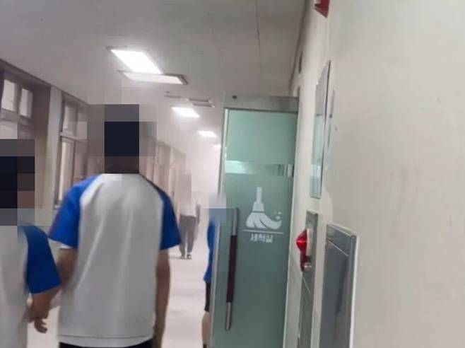 지난 10일 소화기 난사 당시 복도 모습. /연합뉴스