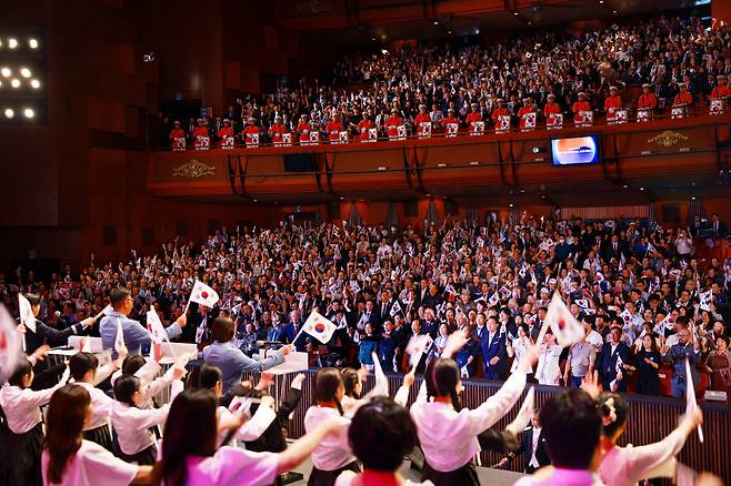 2024년 8월 15일 낮 서울 종로구 세종문화회관에서 열린 제79주년 광복절 경축식에서 참석자들이 태극기를 들고 만세삼창을 하고 있다./뉴스1
