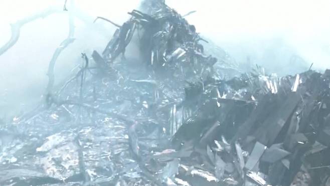 12일 인도 아메다바드 공항에서 이륙 직후 추락한 에어인디아 여객기 잔해. /로이터 연합뉴스