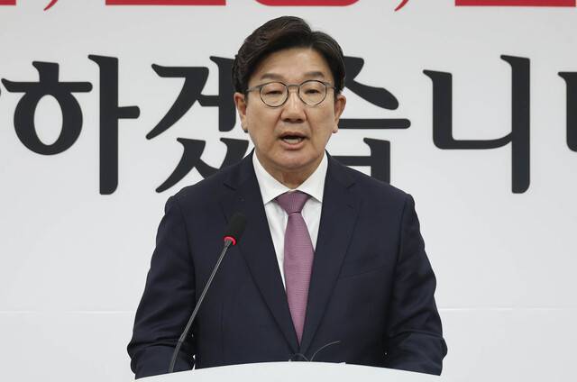 권성동 국민의힘 원내대표가 12일 오후 국회에서 퇴임기자회견을 하고 있다. 윤운식 선임기자 yws@hani.co.kr