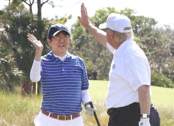 2017년 2월 11일(현지시간) 아베 신조 일본 총리(왼쪽)와 도널드 트럼프 미국 대통령이 플로리다의 골프장에서 하이파이브를 하고 있다. 연합뉴스