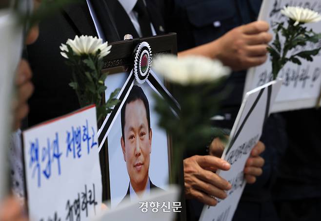 ‘태안화력 김충현 비정규직 노동자 사망사고 대책위원회’소속 노동자들 과 유족이 3일 충남 태안군 한국서부발전 본사 앞에서 진상규명을 요구하며 입장발표 기자회견을 하고 있다.2025.06.03 /서성일 선임기자