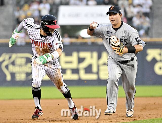 27일 오후 서울 잠실야구장에서 진행된 '2025 프로야구 KBO리그' LG트윈스와 한화이글스의 경기. LG 박해민이 4회말 1사 2루서 런다운에 걸려 아웃되고 있다./마이데일리