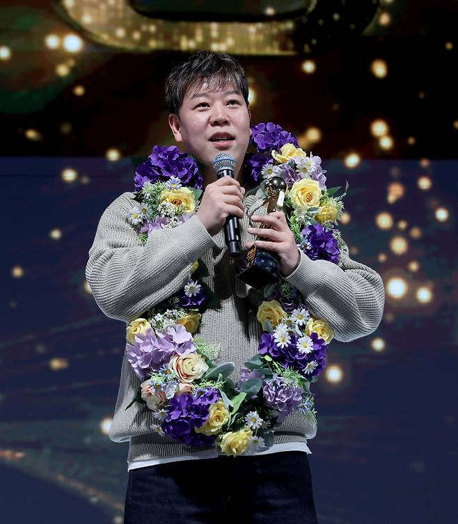 강동궁이 'PBA 골든큐 어워즈 2025'에서 남자부 대상을 수상한 뒤 소감을 밝히는 모습. PBA