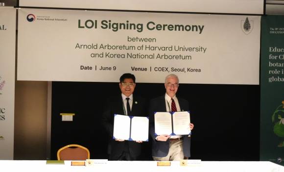 임영석(왼쪽) 국립수목원장과 윌리엄 네드 프리드먼 아널드수목원장이 지난 9일 서울 코엑스에서 열린 제11차 세계식물원교육총회에서 식물유전자원 중복 보전 및 공동연구를 위한 협력의향서(LOI)에 서명한 뒤 협약서를 들어 보이고 있다. 양 기관은 산림문화자료 교류와 인적교류 강화에 더해 오는 8월 광복 80주년을 맞아 해방 전 반출된 한국 식물에 대한 공동 출판물 발간에 합의했다. 국립수목원 제공