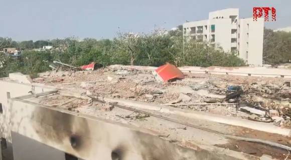 12일(현지시간) 인도 서부 구자라트주 아마다바드 소재 사르다르 발라브바이 파텔 국제공항에서는 승객 242명을 태운 인디아에어 보잉 787 드림라이너 기종 AI171편 여객기가 이륙 직후 추락하는 사고가 발생했다. 사진은 주택가에 추락한 사고 여객기 동체 잔해. 2025.6.12 인도 PTI 통신 캡처