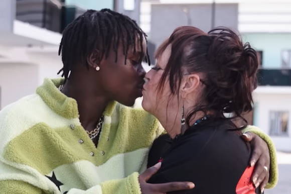 지난 5일 유튜브 채널 ‘트룰리’의 ‘러브 돈트 저지’ 코너에 출연한 에이블랙과 케이. 페이스북에서 알게 된 두 사람은 국경과 43세라는 나이 차이를 넘어 결혼했다. 유튜브 채널 ‘트룰리’ 캡처