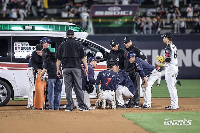롯데 장두성(7번)이 12일 수원KT위즈파크에서 열린 KT와 원정경기 연장 10회초 견제구에 옆구리를 맞은 뒤 입에서 피를 내뱉고 병원으로 이송됐다. 사진제공|롯데 자이언츠