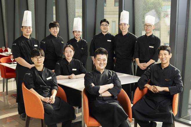 정석준 코트야드 메리어트 수원 총괄 셰프와 동료들. 사진=코트야드 메리어트 수원