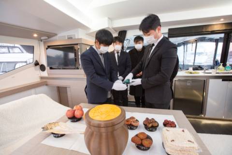 요트 안에서 삼우제를 치르고 있다. ‘바다로 해양장’ 제공