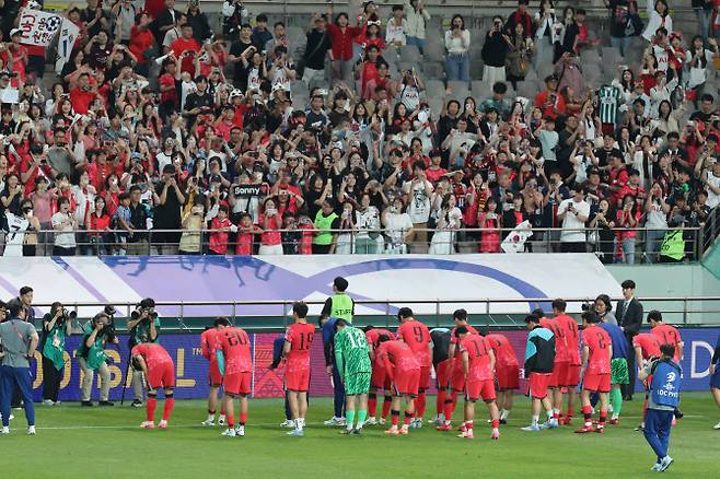 한국 축구 국가대표팀 선수들이 10일 서울월드컵경기장에서 쿠웨이트와의 2026 북중미 월드컵 아시아 3차 예선 최종전에서 승리한 뒤 열린 11회 연속 월드컵 본석 진출 축하 행사에서 팬들을 향해 인사하고 있다. 사진=연합뉴스