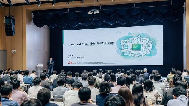 손호영 SK하이닉스 어드밴스드 PKG개발 담당 부사장이 지난 12일 경기도 성남 두산타워에서 소재·부품·장비 협력사 임직원 대상 ‘테크 특강’에 참여해 교육을 진행하고 있다. (사진=SK하이닉스)
