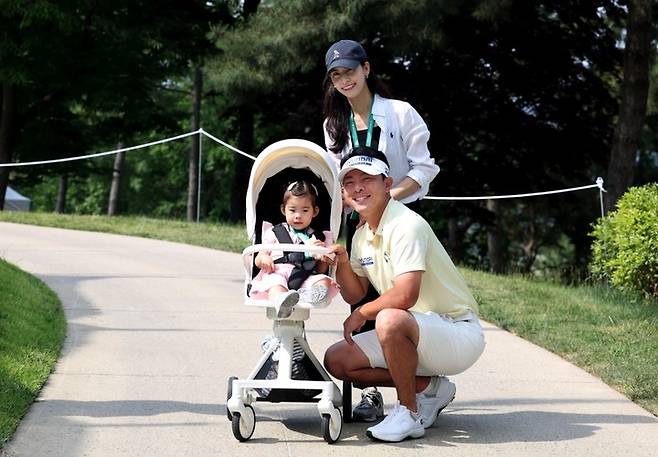 맹동섭이 하나은행 인비테이셔널 대회에서 가족과 즐거운 시간을 보내고 있다.