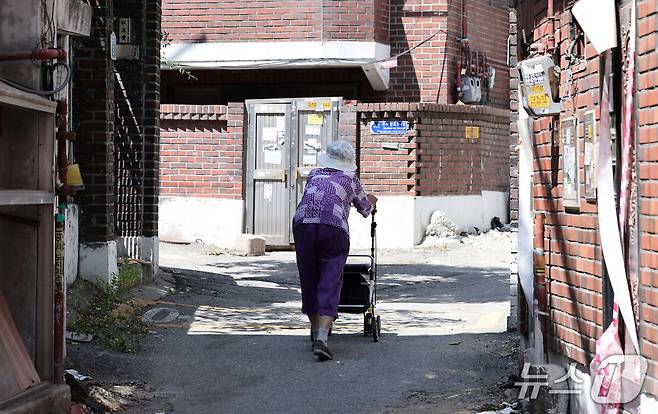 11일 한 어르신이 서울 용산구 한남3구역 재개발 현장에서 발걸음을 옮기고 있다.