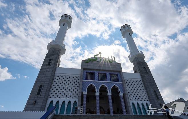 한남2구역 재개발에도 존치 확정된 한국이슬람교 서울중앙성원의 모습.