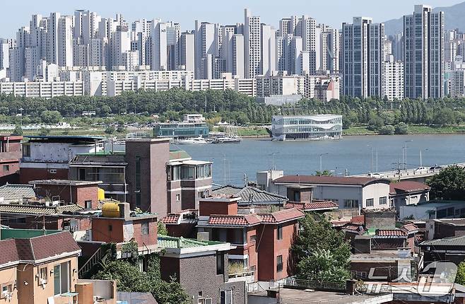 4일 오후 재개발 사업 중인 서울 용산구 한남5구역 뒤로 반포지구 아파트가 보이고 있다.
